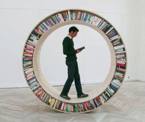 okrągła biblioteczka z siedziskiem